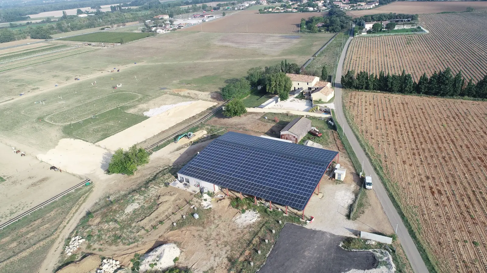 Hangar agricole équipé de panneaux solaires