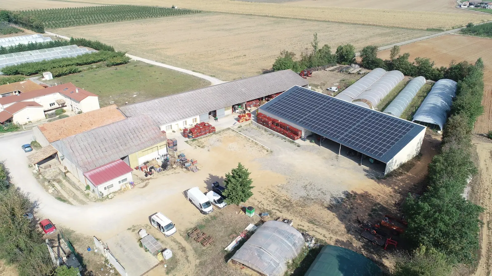 Hangar photovoltaïque dans une exploitation