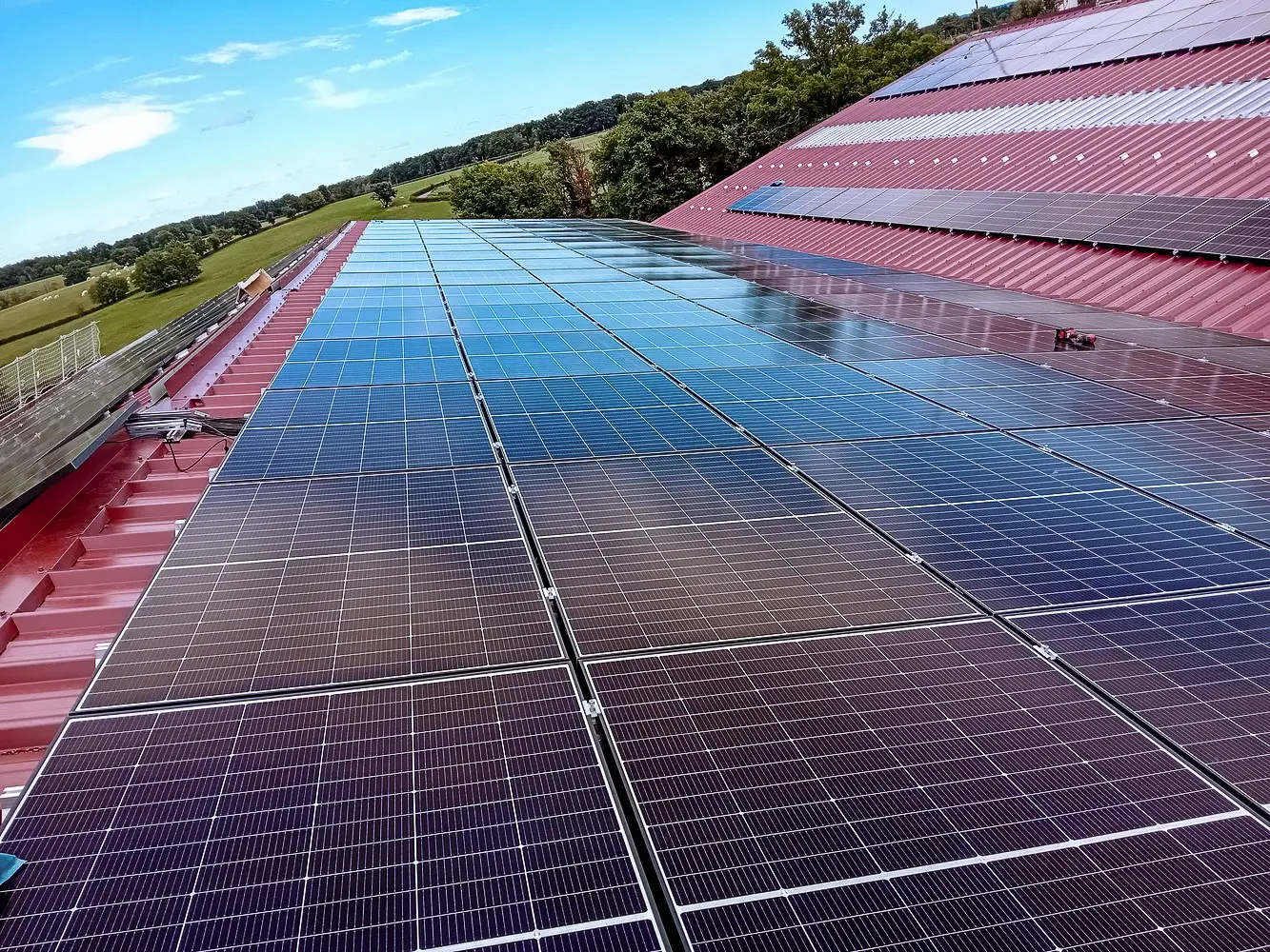 Panneaux photovoltaïques sur toiture rouge