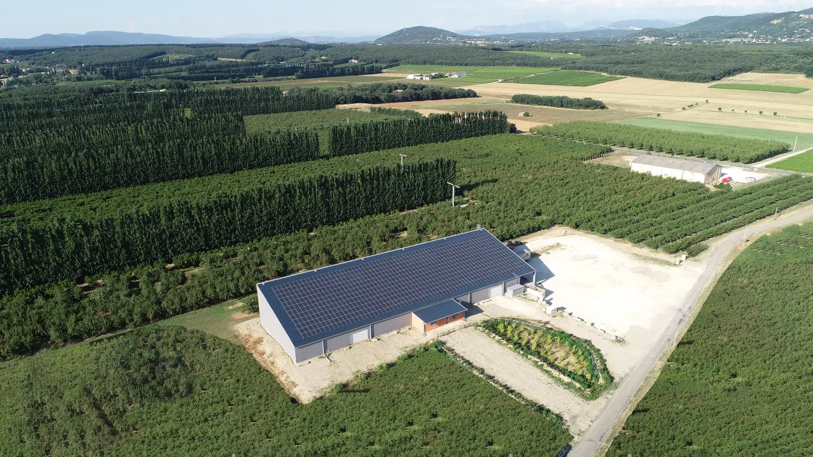 Hangar agricole équipé de panneaux photovoltaïques